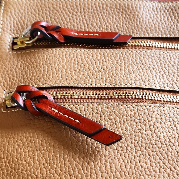 Gorgeous NWOT Dooney & Bourke Triple Zip Carmel Leather Messenger Bag 🤎🧡 - Picture 5 of 16
